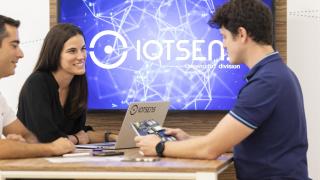 IoTsens nació en 2013 dentro del área TIC del grupo, fruto del conocimiento de negocio, del talento interno y del fomento del intraemprendimientoIoTsens nació dentro del área TIC de nuestro Grupo, fruto del conocimiento de negocio, del talento interno y del fomento del intraemprendimiento, para ofrecer soluciones IoT para algunas de sus compañías como FACSA, FOBESA o FOVASA.