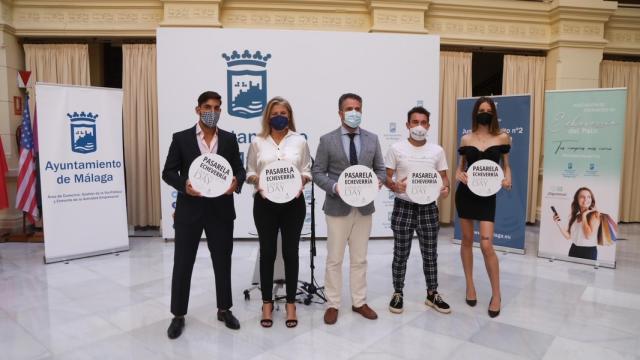 - El concejal del Distrito Málaga Este, Carlos Conde, y la presidenta de la Asociación de Comercios de Echeverría del Palo, Patricia Vergara Soriano, han presentado esta mañana la primera edición de la Pasarela Echeverría del Palo “Fashion Day”.
