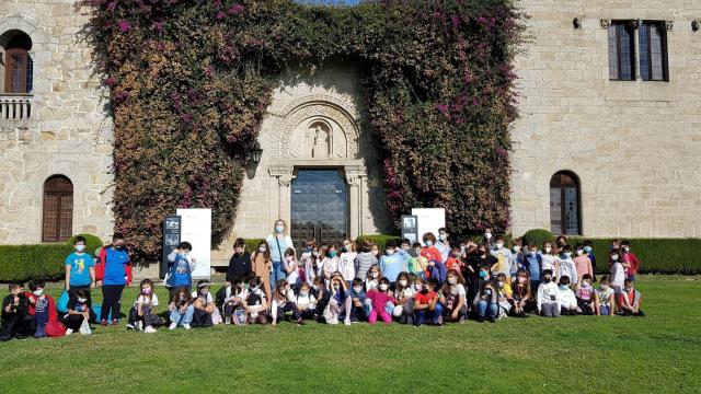 Varios escolares durante una visita al Pazo de Meirás.