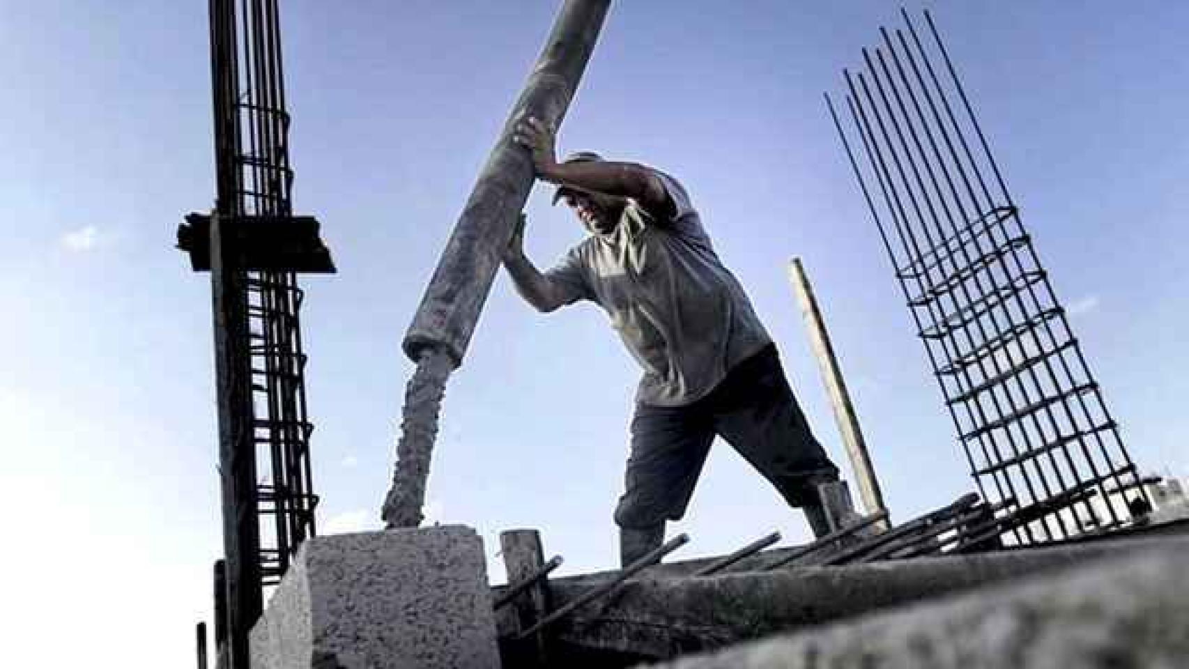 Un albañil trabaja en una obra.