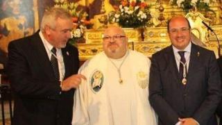El padre Fernando en una ceremonia religiosa junto a autoridades de la Región.