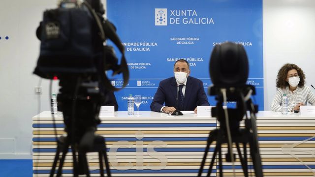El conselleiro de Sanidade en rueda de prensa en Santiago.