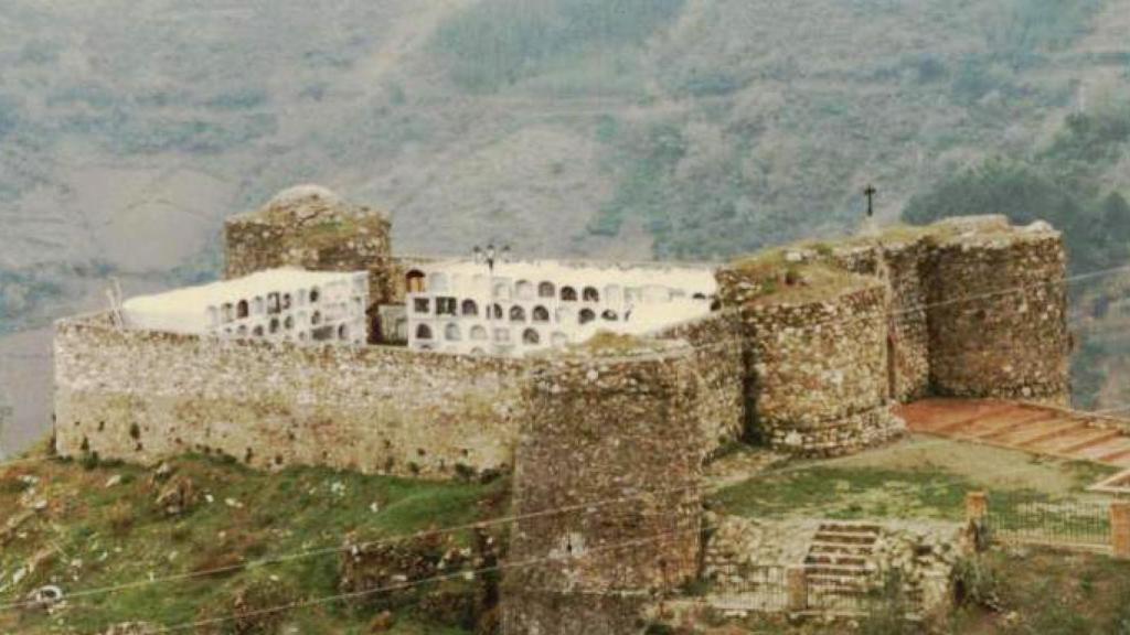 Benadalid tiene un cementerio que es todo un castillo del que no podría salir ningún zombie.