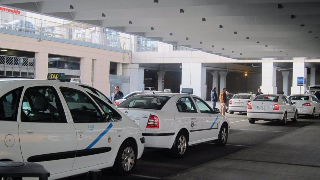 Un grupo de taxis en el aeropuerto de Málaga.