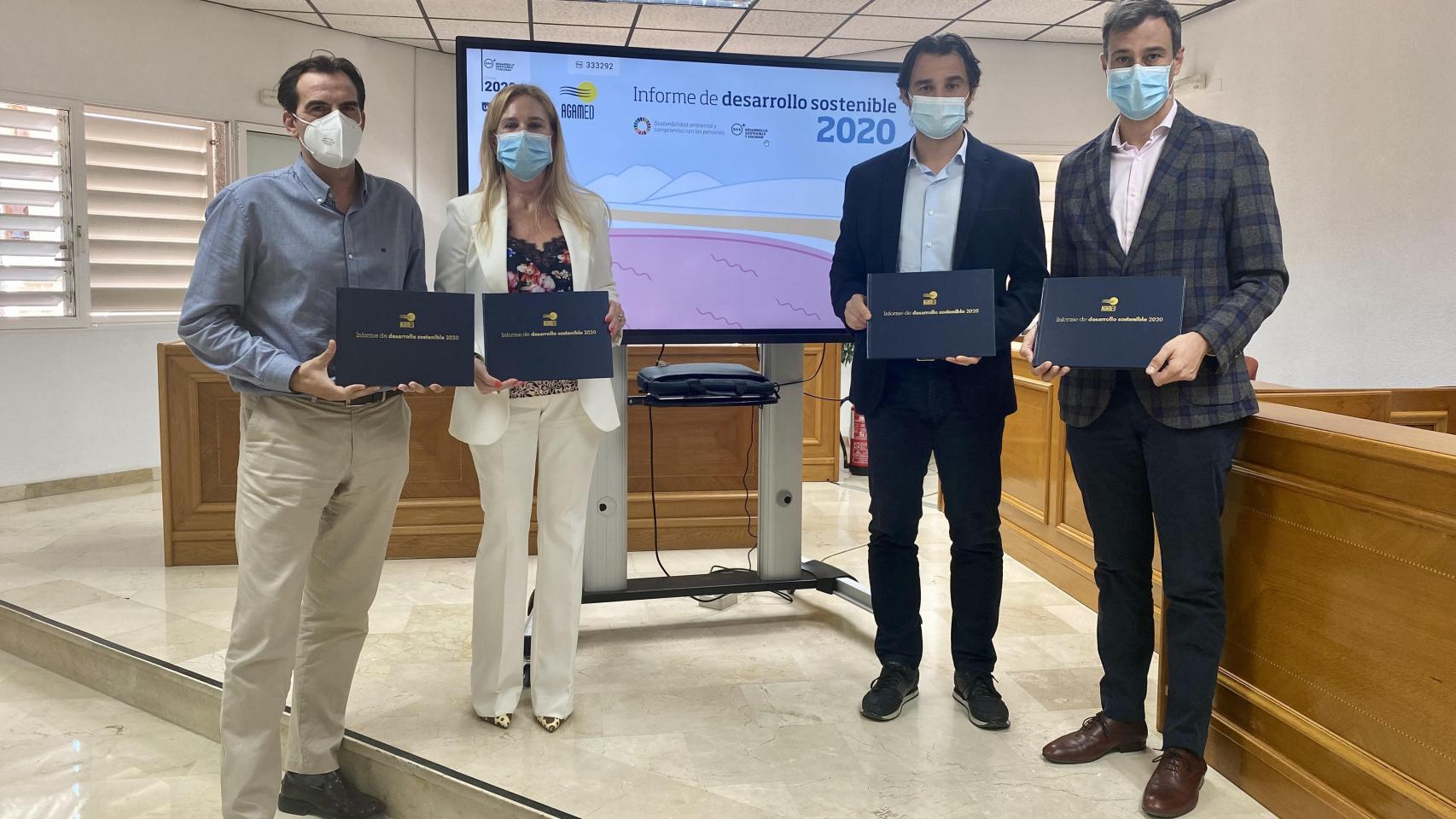 El alcalde de Torrevieja, Eduardo Dolón, el director general de Hidraqua, Jordi Azorín, el gerente de Agamed, Jorge Ballesta, y la gerente adjunta, Gema Cruz, en la presentación del informe.