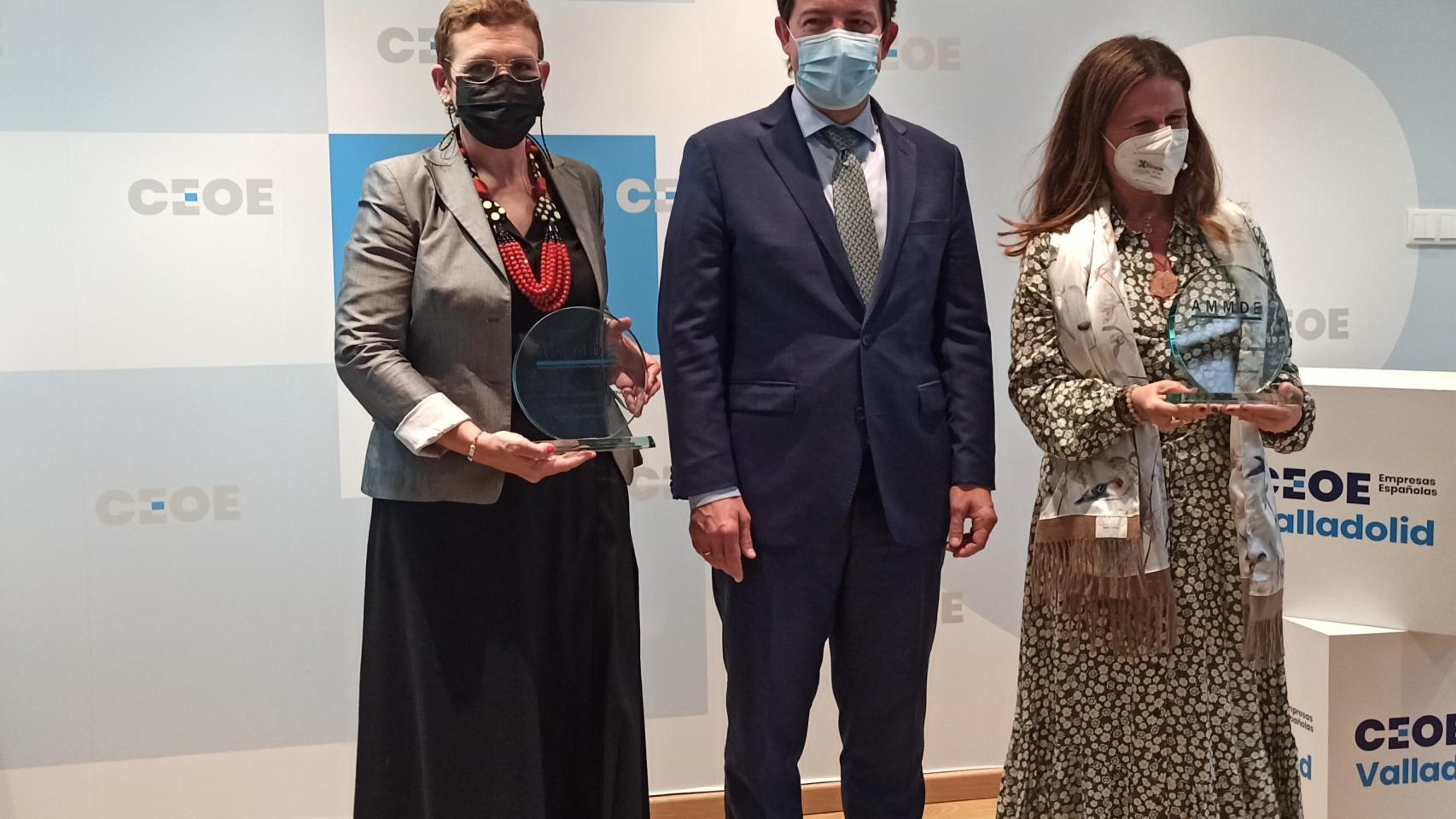 Beatriz Escudero, CEO de Paharmedus Botanicals, junto al presidente de la Junta, Alfonso Fdez. Mañueco, y Sonia Pascual Gómez-Cuétara, de Corporación Pascual.