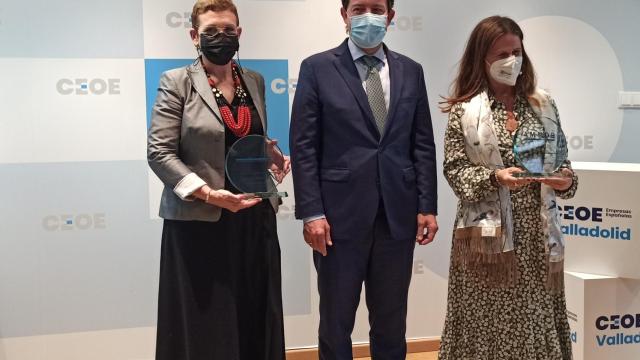 Beatriz Escudero, CEO de Paharmedus Botanicals, junto al presidente de la Junta, Alfonso Fdez. Mañueco, y Sonia Pascual Gómez-Cuétara, de Corporación Pascual.