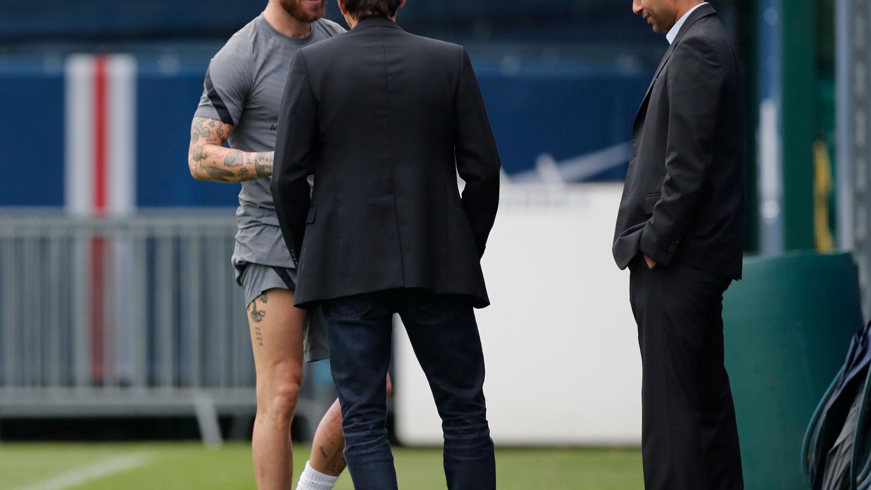 Sergio Ramos con Al-Khelaifi y Leonardo durante un entrenamiento del PSG