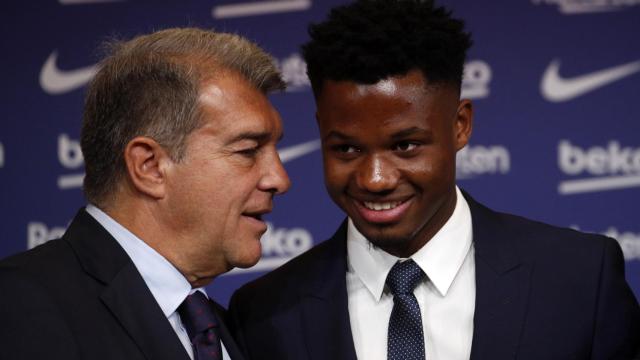 Joan Laporta y Ansu Fati, en el acto de renovación del jugador con el Barcelona