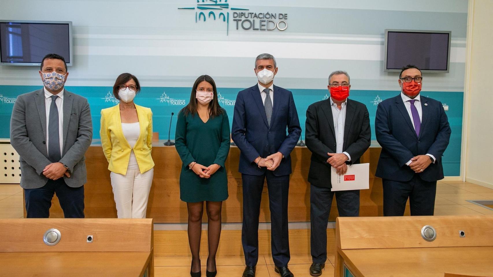 La consejera de Bienestar Social, Bárbara García; el presidente de la Diputación de Toledo, Álvaro Gutiérrez; y el presidente de Cruz Roja en la provincia toledana, Juan Carlos Santos, en la firma del convenio . Foto: JCCM