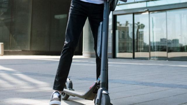 Imagen de archivo de un patinete eléctrico