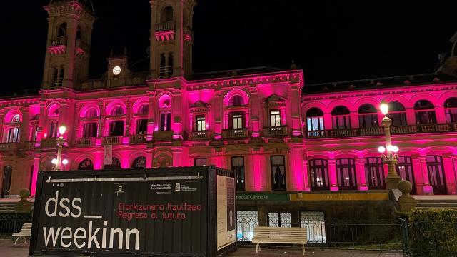 Reclamo de la WeekInn de San Sebastián, frente al ayuntamiento iluminado de la ciudad.