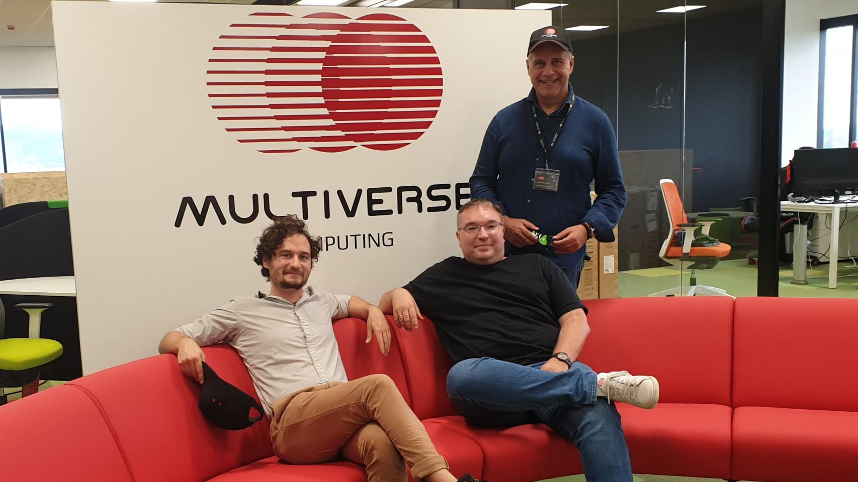Sam Mugel (CTO), Román Orús (CSO) y, de pie, Enrique Lizaso (CEO), fundadores de Multiverse Computing, creadora y desarrolladora de la plataforma Singularity®.