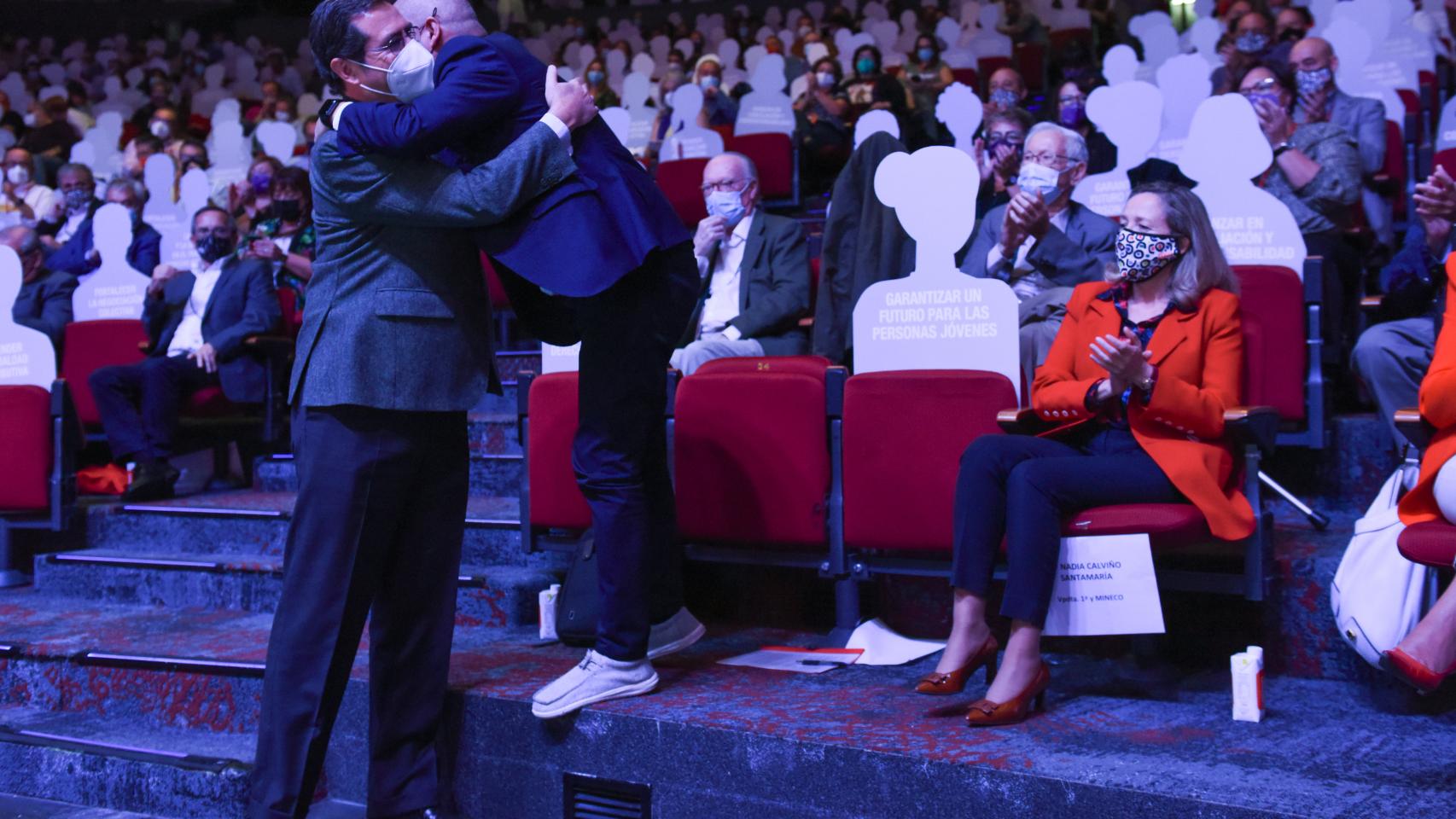 Antonio Garamendi se abraza con Unai Sordo en el Congreso de CCOO. A la derecha, Nadia Calviño, vicepresidenta del Gobierno.
