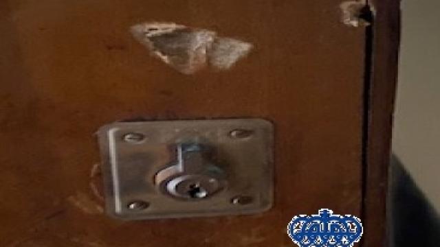 Imagen de la puerta de la vivienda donde fue encerrado un vecino de Fuengirola.