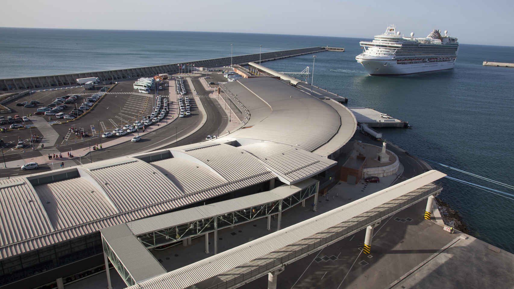 Imagen de un crucero aproximándose al dique de Levante del puerto de Málaga.