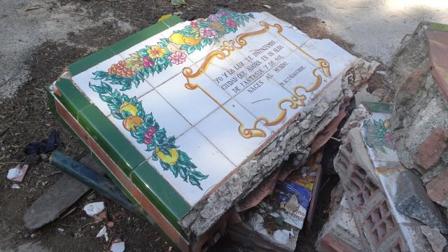 Uno de los bancos con un poema de Altolaguirre hechos añicos.