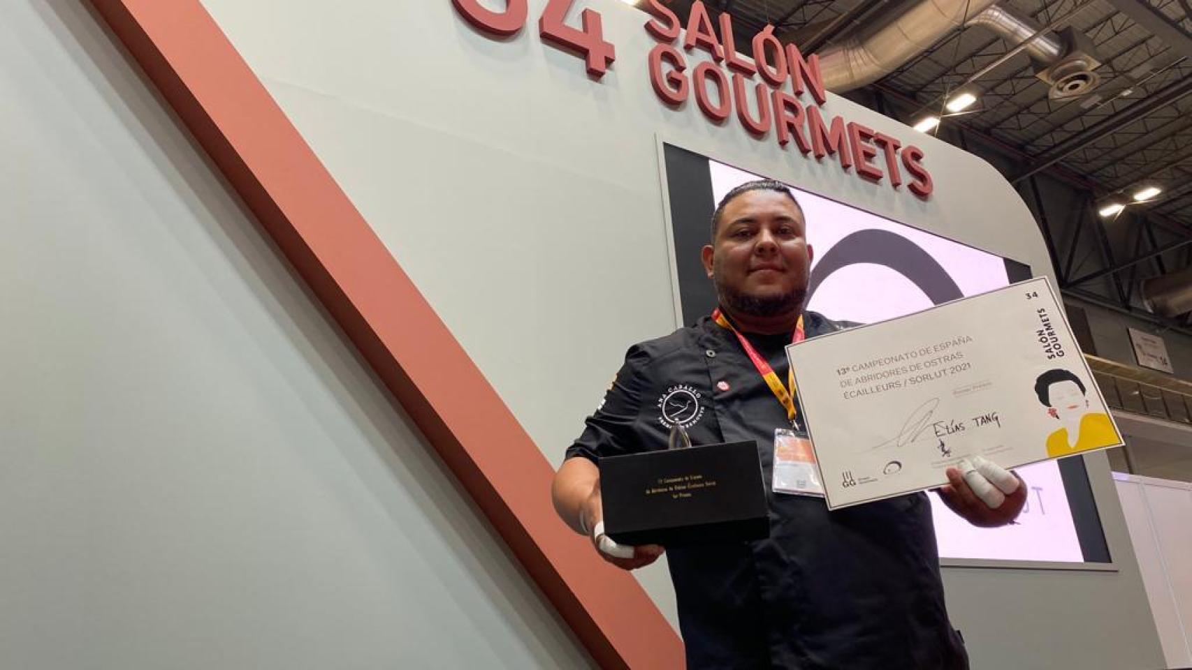 Elías Tang, chef de Mercado San Martín, campeón en abridor de ostras 2021.