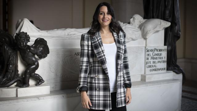 Inés Arrimadas, en el Panteón de Hombres Ilustres, ante la tumba de Eduardo Dato.