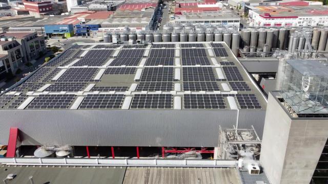 Instalación de autoconsumo en fábrica de Estrella Galicia en A Coruña.