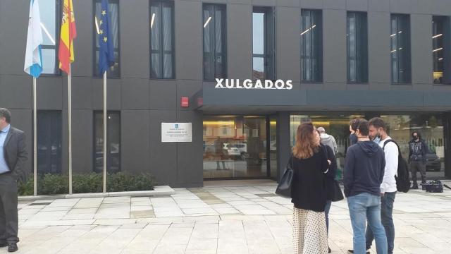 Familiares de Déborah Fernández-Cervera en los Juzgados de Tui.