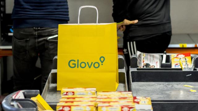 Una bolsa de papel de Glovo.