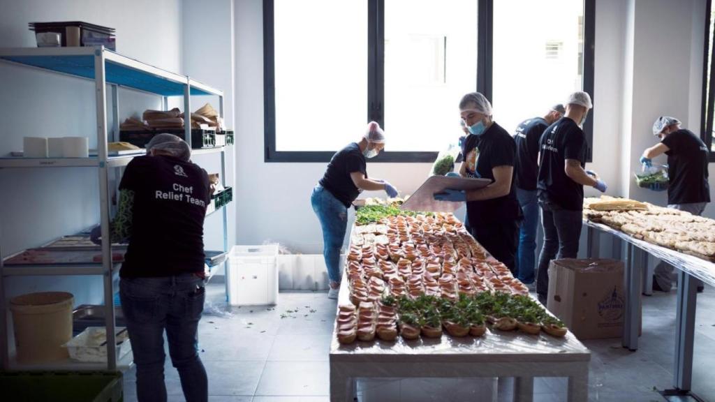 El equipo de Karla Hoyos preparando comidas en plena pandemia.