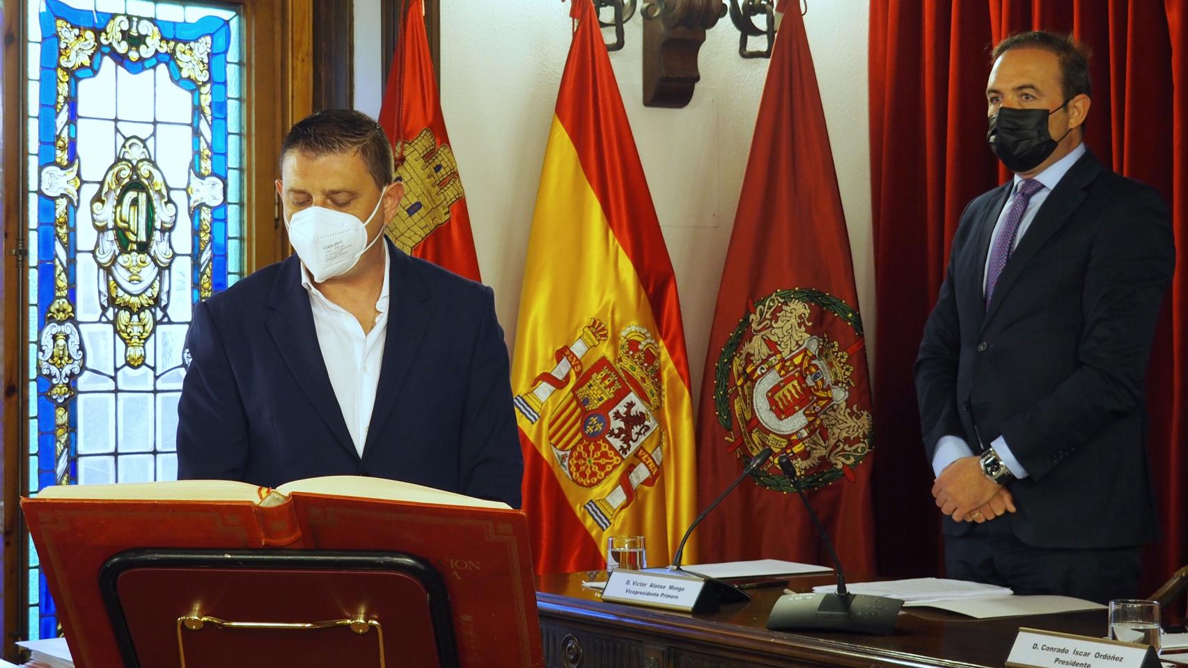 Momento en el que Marcos Díez promete el cargo como nuevo diputado provincial de TLP