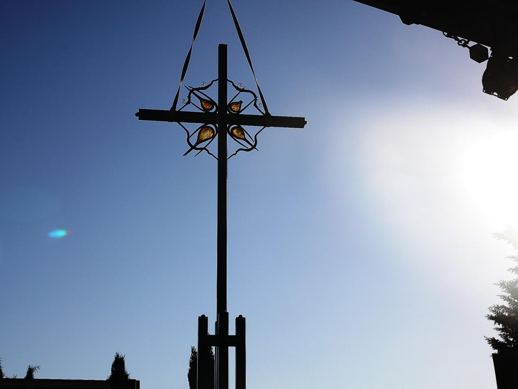 Instalación de la nueva cruz del Cementerio de San Atilano creada por Coomonte