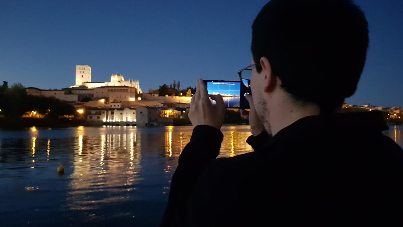 Imagen de un turista en Zamora.