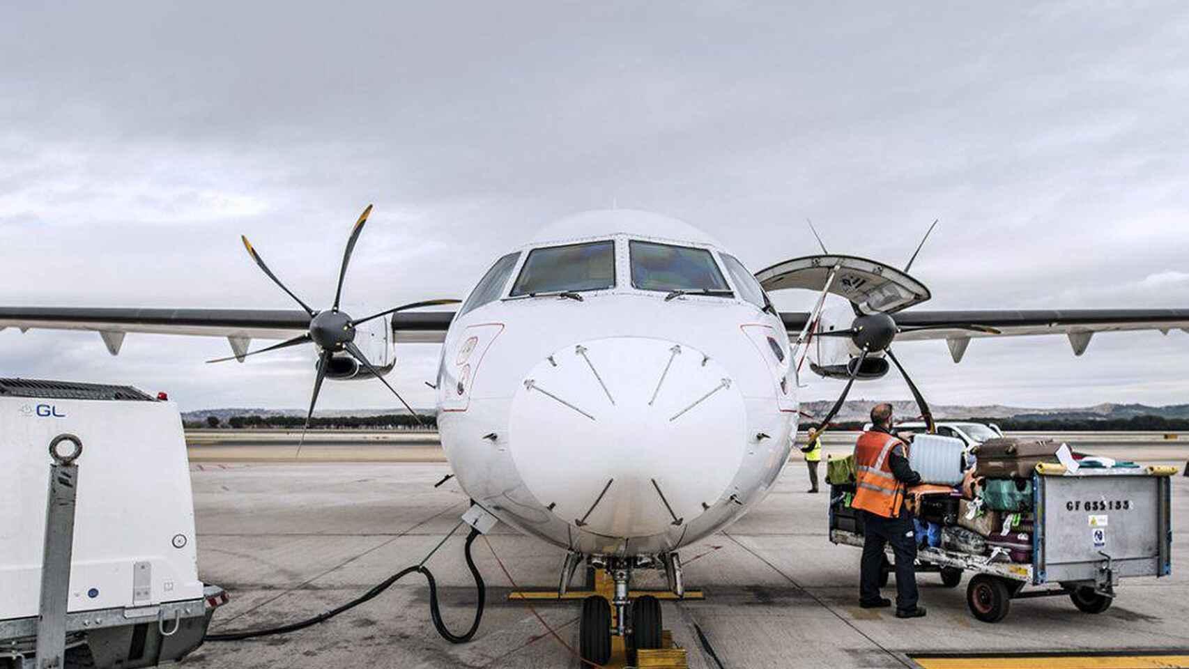 Imagen de un avión en la pista.