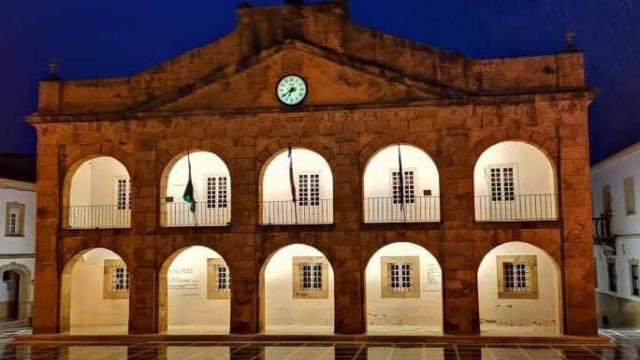 El Ayuntamiento de Cortes de la Frontera.