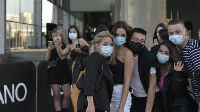 Jóvenes en la Sala Pelícano de A Coruña durante la prueba piloto de la reapertura del ocio nocturno.