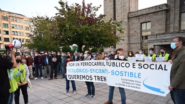 Concentración en A Coruña en defensa de un ferrocarril público y sostenible.