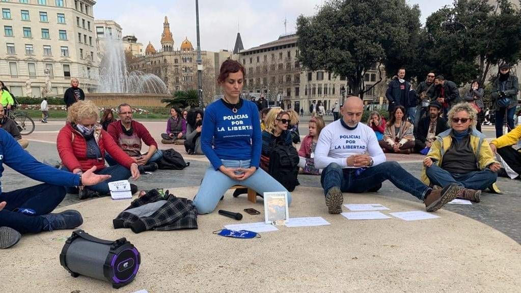 Sonia Vescovacci dirigiendo un ritual durante una concentración de 'Policías por la Libertad' en Barcelona.