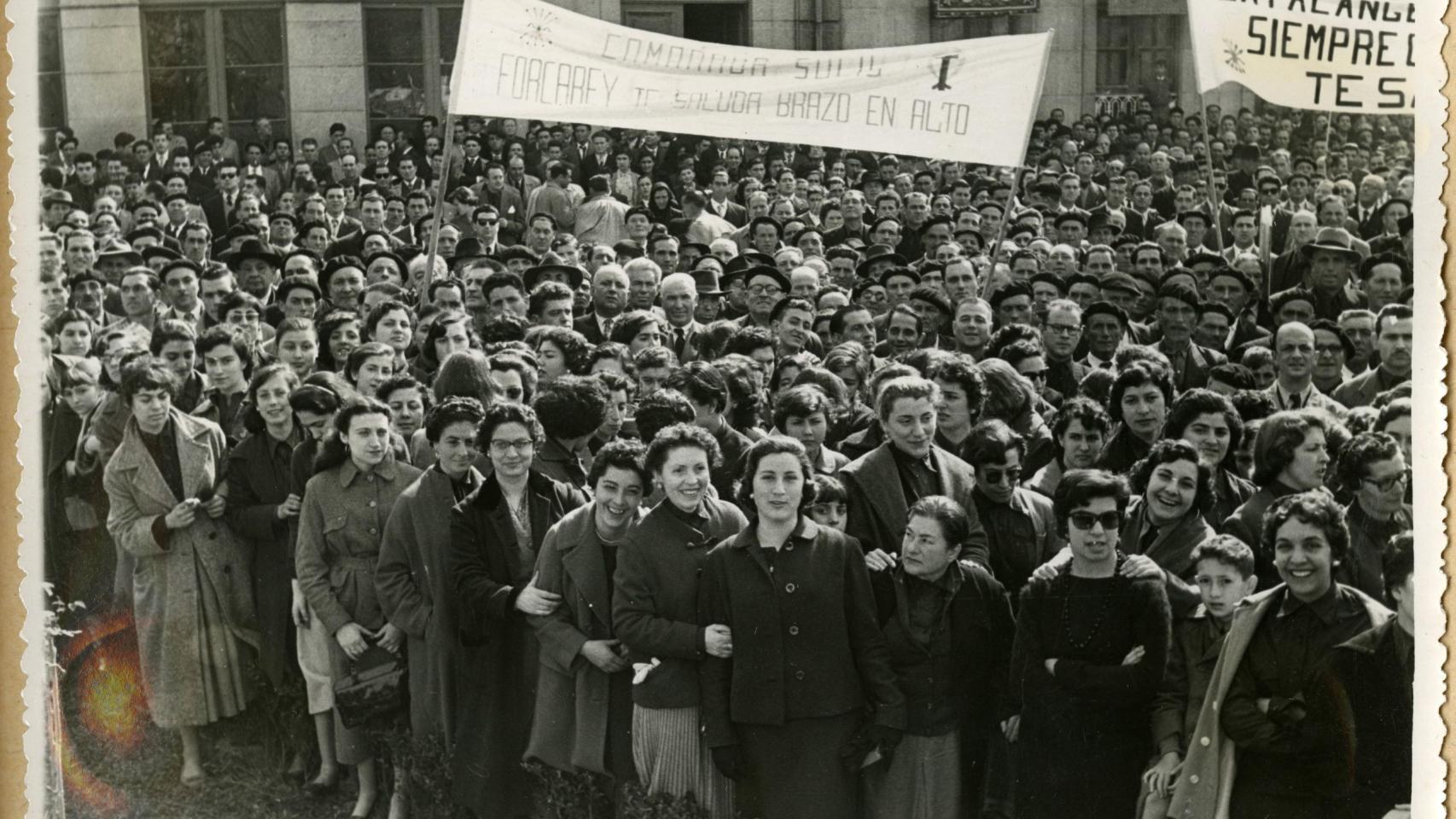 Mujeres en un acto de la Falange.
