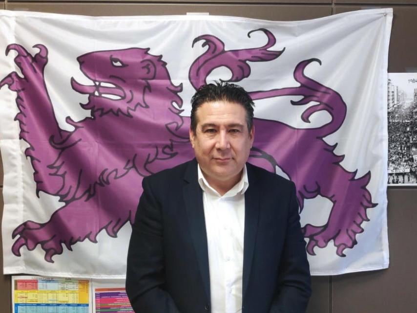 Luis Mariano Santos Reyero, ante la bandera del Reino de León, en su despacho de las Cortes