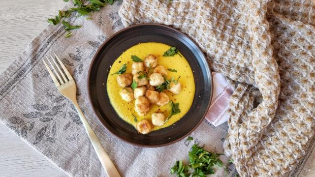 Queso feta frito con salsa de maíz, receta de sagarnaki griego