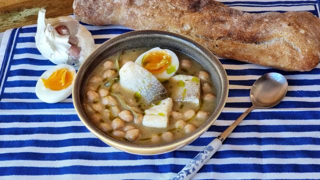 Potaje de garbanzos con dorada y borraja, una versión especial del clásico