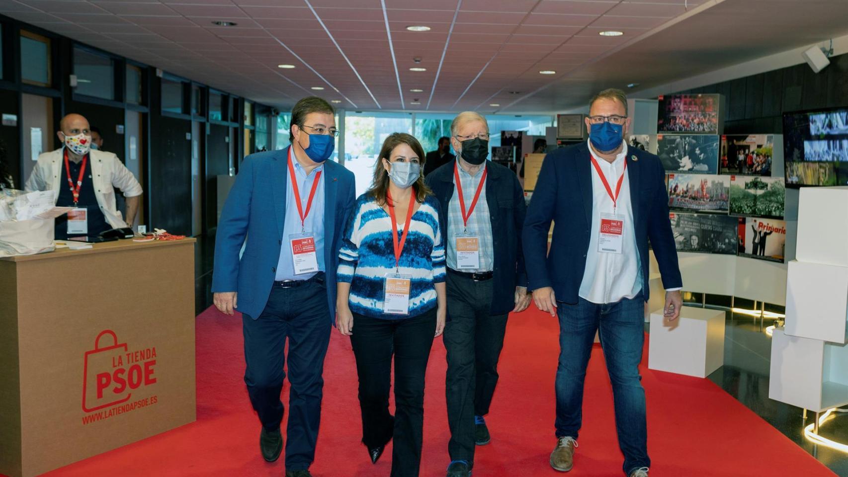 La vicesecretaria general del PSOE, Adriana Lastra, el expresidente de la Junta de Extremadura, Juan Carlos Rodríguez Ibarra, y el presidente de Extremadura, Guillermo Fernández Vara este sábado.