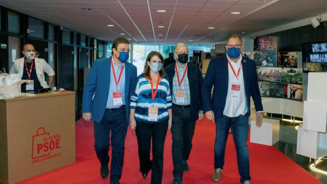 La vicesecretaria general del PSOE, Adriana Lastra, el expresidente de la Junta de Extremadura, Juan Carlos Rodríguez Ibarra, y el presidente de Extremadura, Guillermo Fernández Vara este sábado.