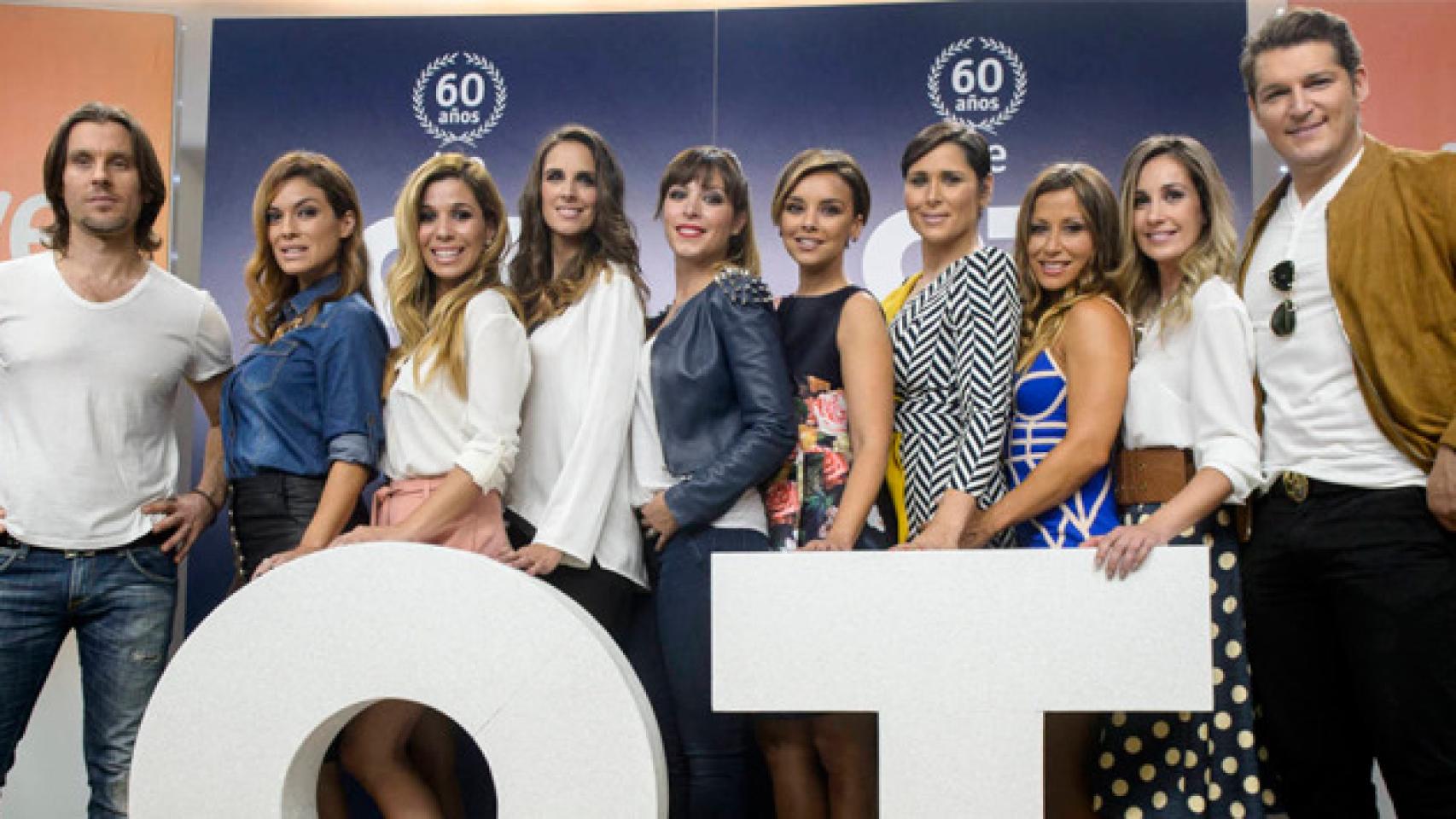 De izquierda a derecha: Javián, Geno, Natalia, Nuria Fergó, Gisela, Chenoa, Rosa, Verónica, Mireia y Manu Tenorio.