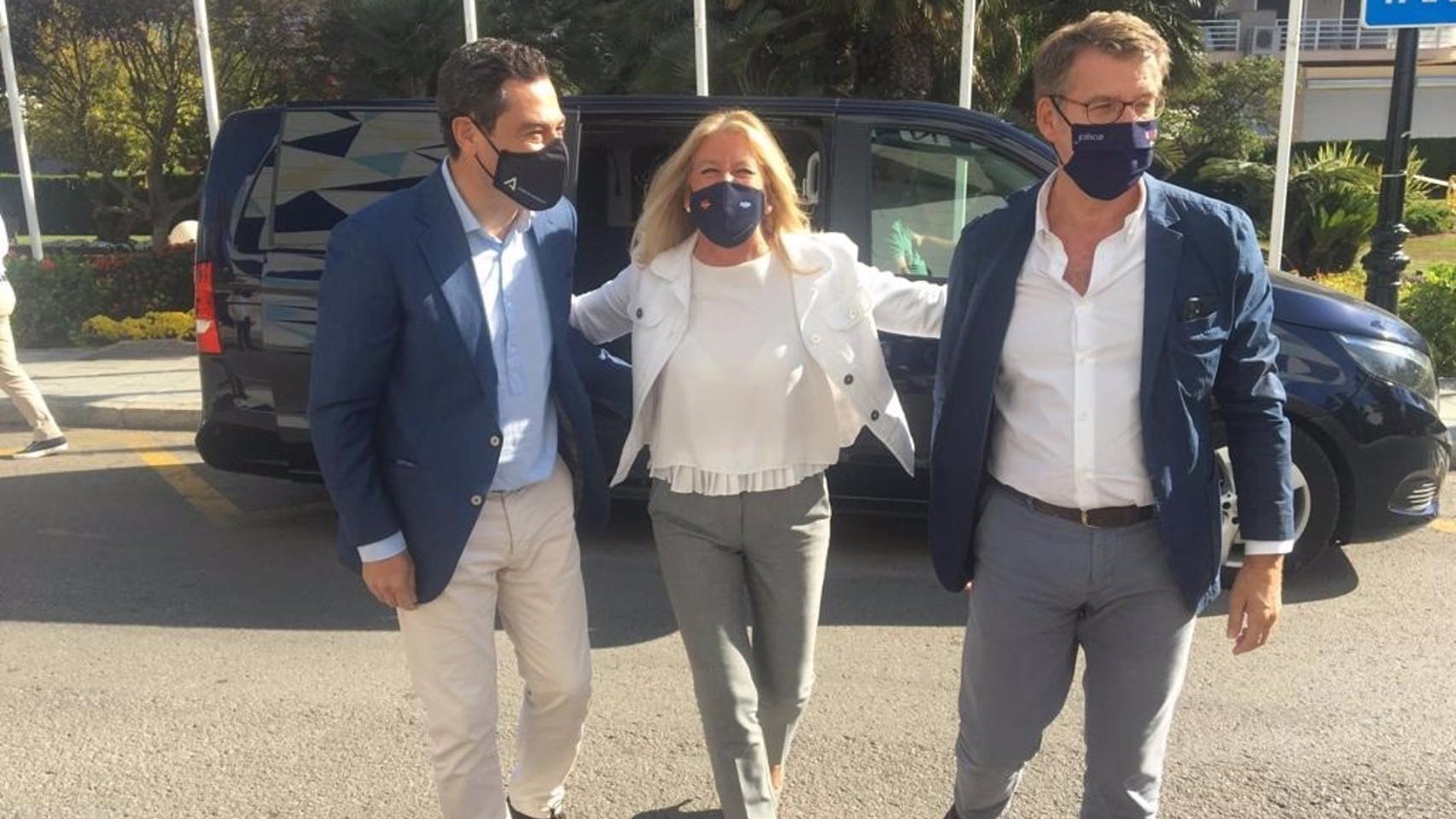 El presidente andaluz, Juanma Moreno, junto a la presidenta local del PP y alcaldesa de Marbella, Angeles Muñoz, y el presidente gallego, Aberto Núñez Feijoó.