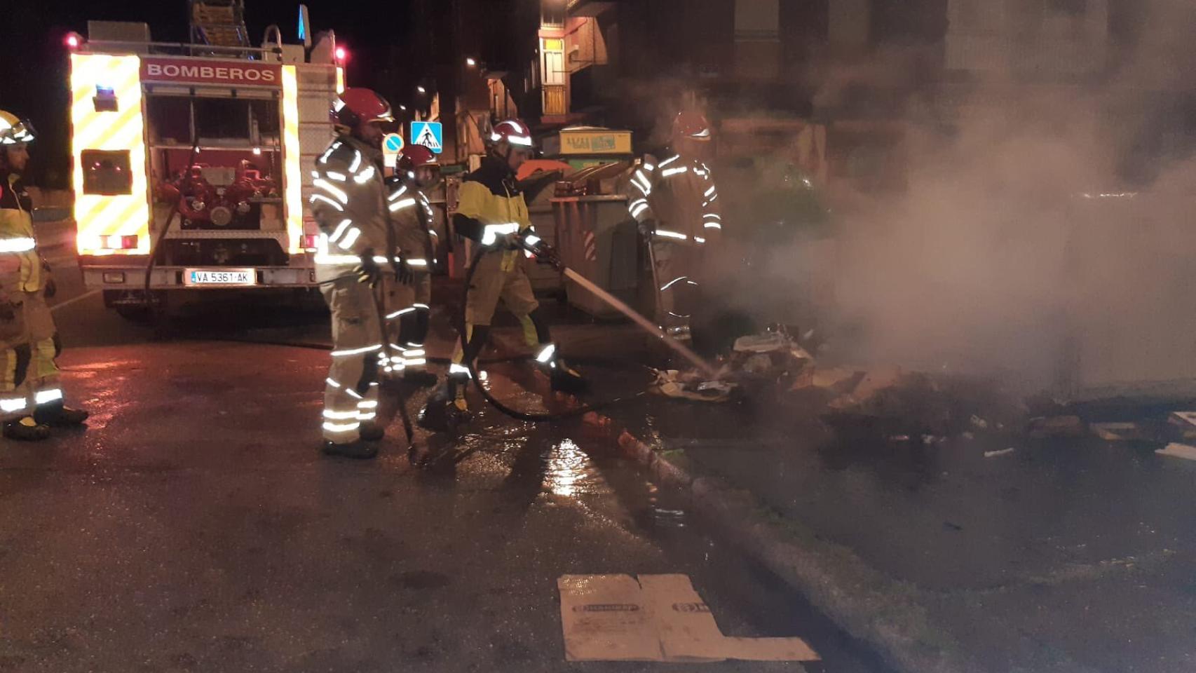 Los Bomberos de Valladolid luchan contra el fuego