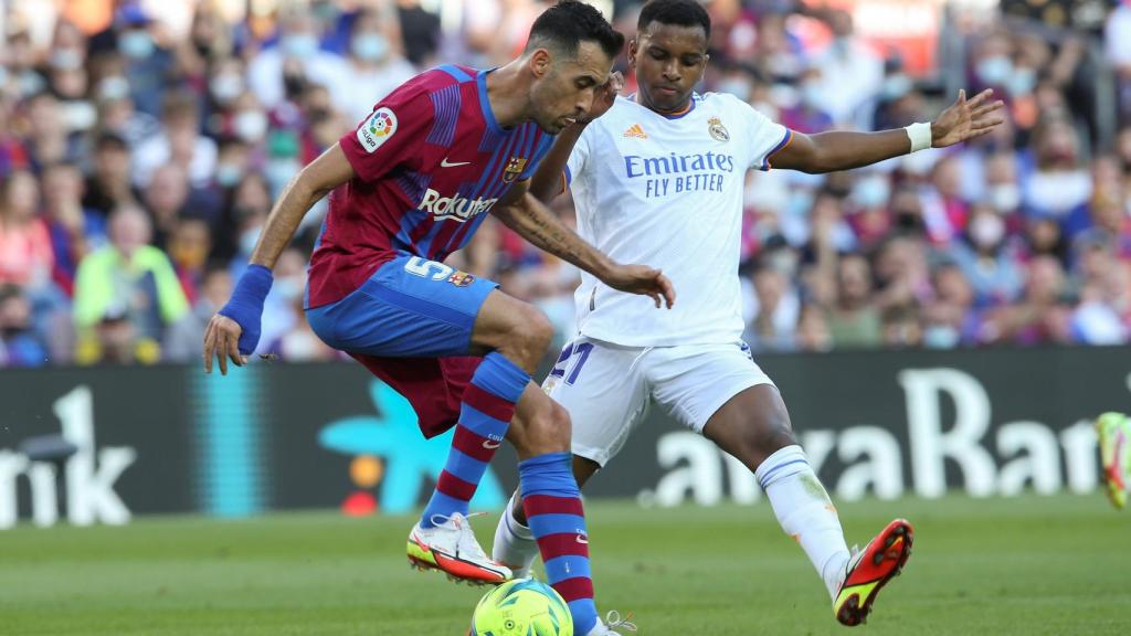 Busquets en una acción con Rodrygo en El Clásico