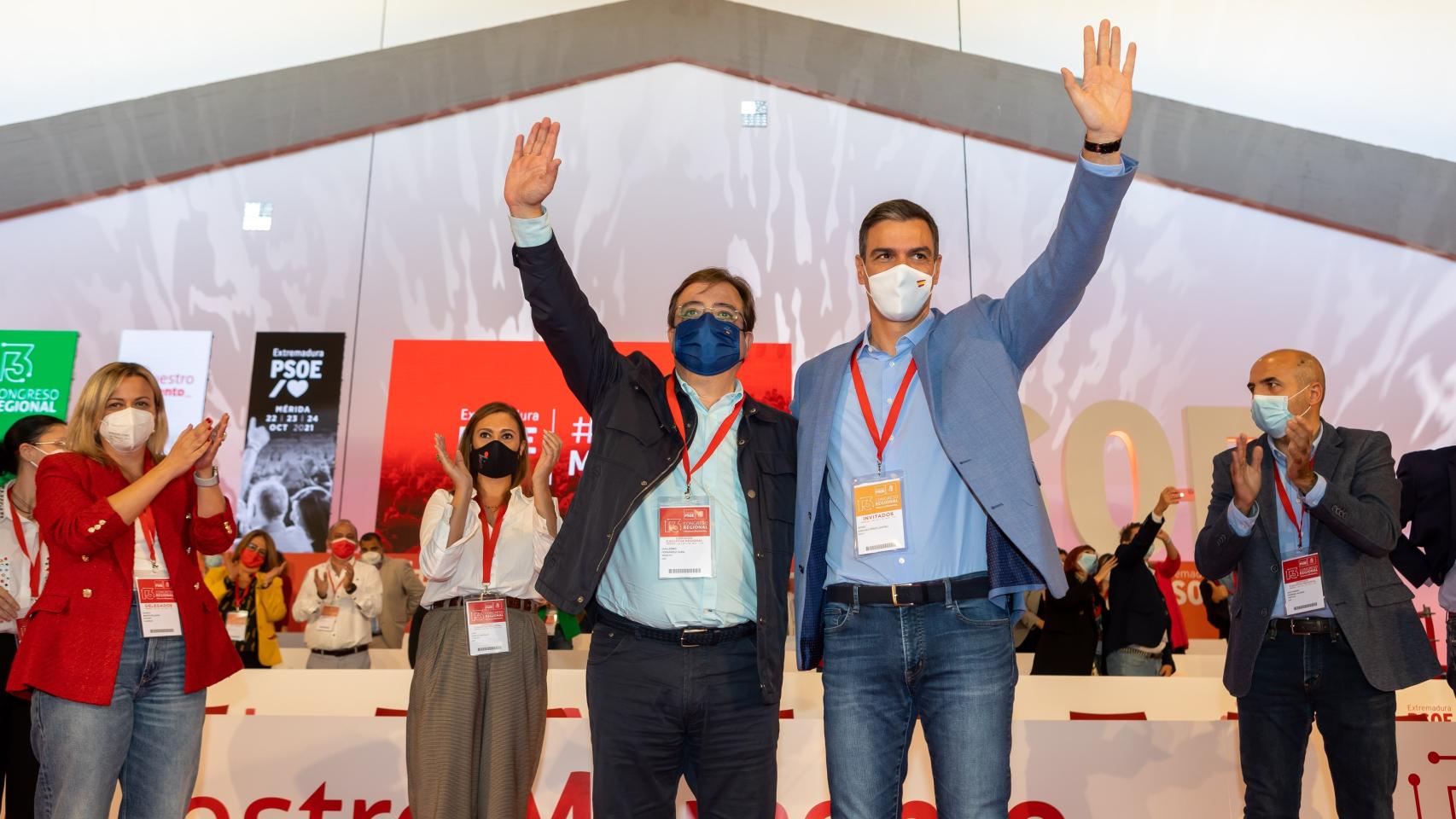 Guillermo Fernández Vara y Pedro Sánchez durante el XIII Congreso del PSOE de Extremadura.