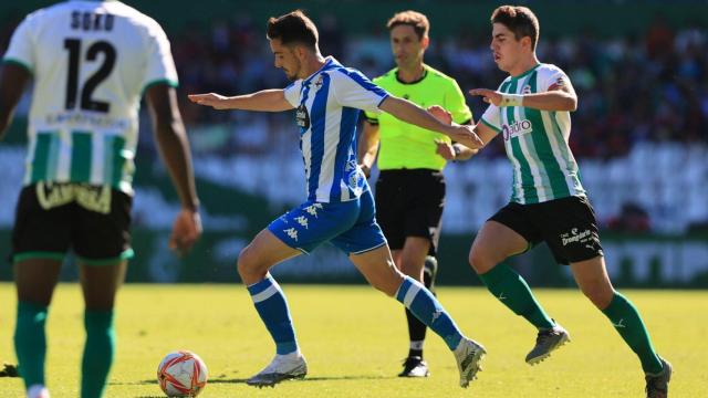 Una foto de archivo de un partido entre el Deportivo y el Racing de Santander.