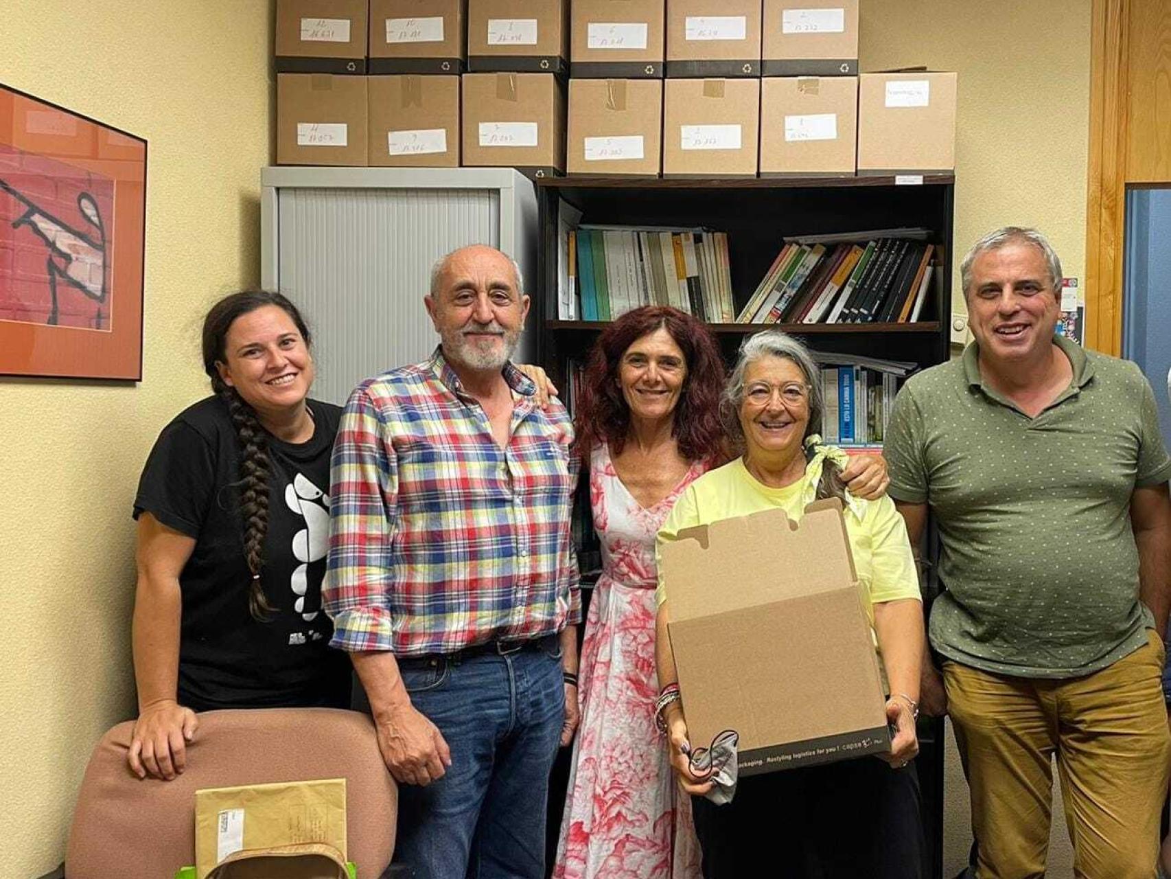 Teresa Vicente (c) en su despacho de la Facultad de Derecho de la Universidad de Murcia.