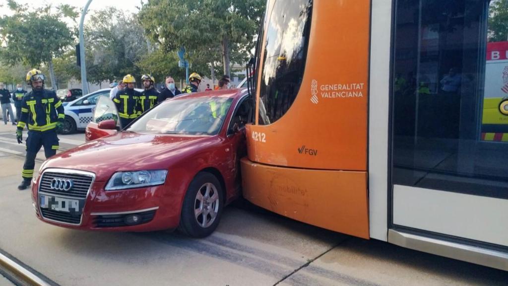 El vehículo en cuestión tras colisionar con el Tram este domingo.