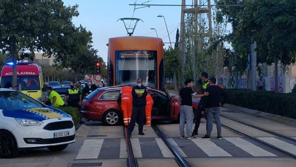 Así ha quedado el vehículo atravesado en la vía cuando ha pasado el Tram.